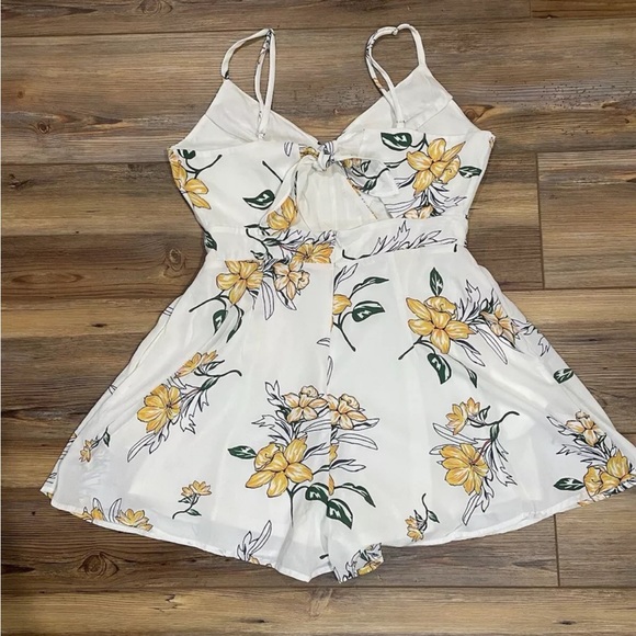 NEW Sienna Sky White Yellow Floral Shorts Romper Medium Back Tie Open Summer - Picture 2 of 8